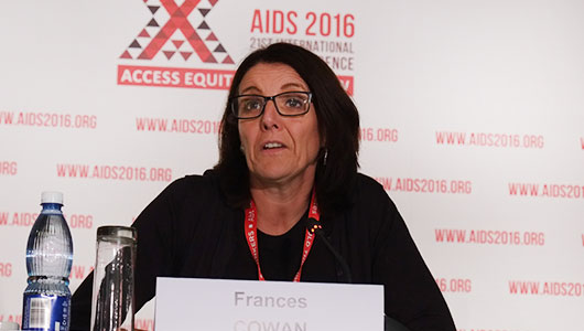 Frances Cowan, en su intervención en AIDS 2016. Foto: Roger Pebody, aidsmap.com